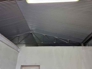 Contro soffitto capannone fissato su struttura di copertura con lamiere pre verniciate